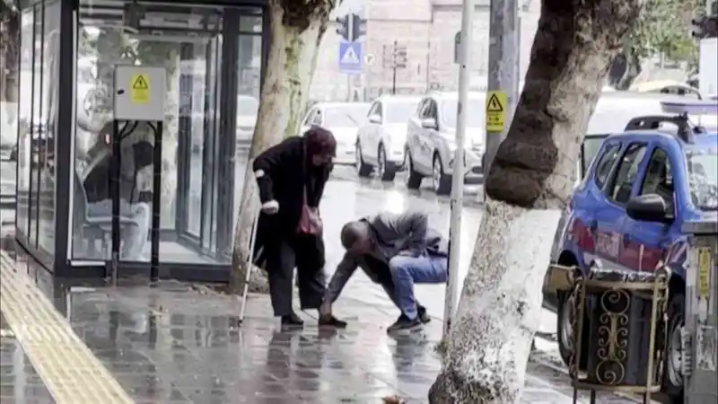 Hayırlı evlat: Bankaya çamurlu girmesin diye annesinin ayakkabısını elleriyle temizledi
