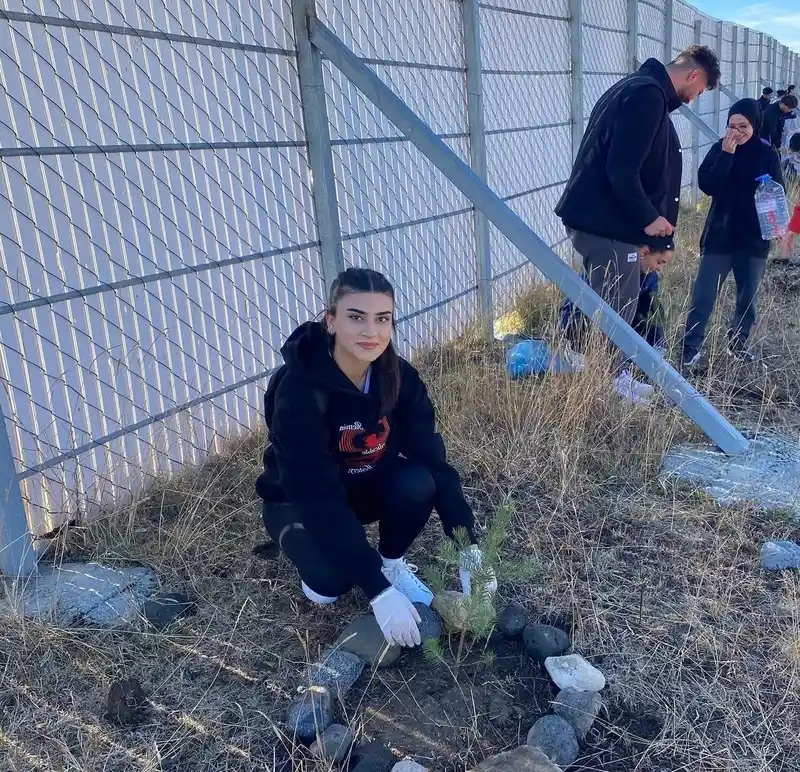 Sarıkamış’ta öğrenciler fidan dikti
