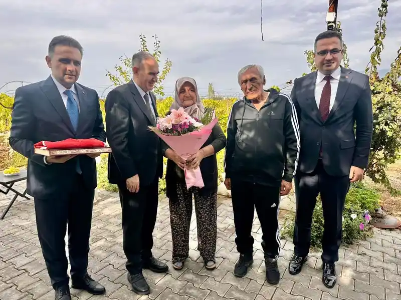 Vali Özkan ve beraberindekilerden şehit ailesine anlamlı ziyaret
