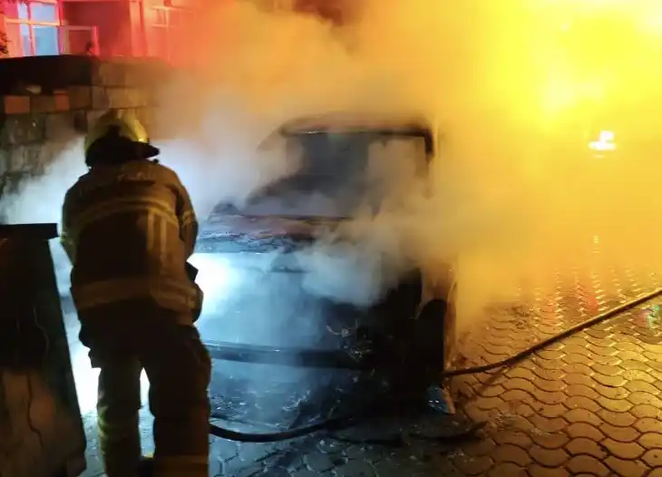 Manyas’ta park halindeki araç alev alev yandı
