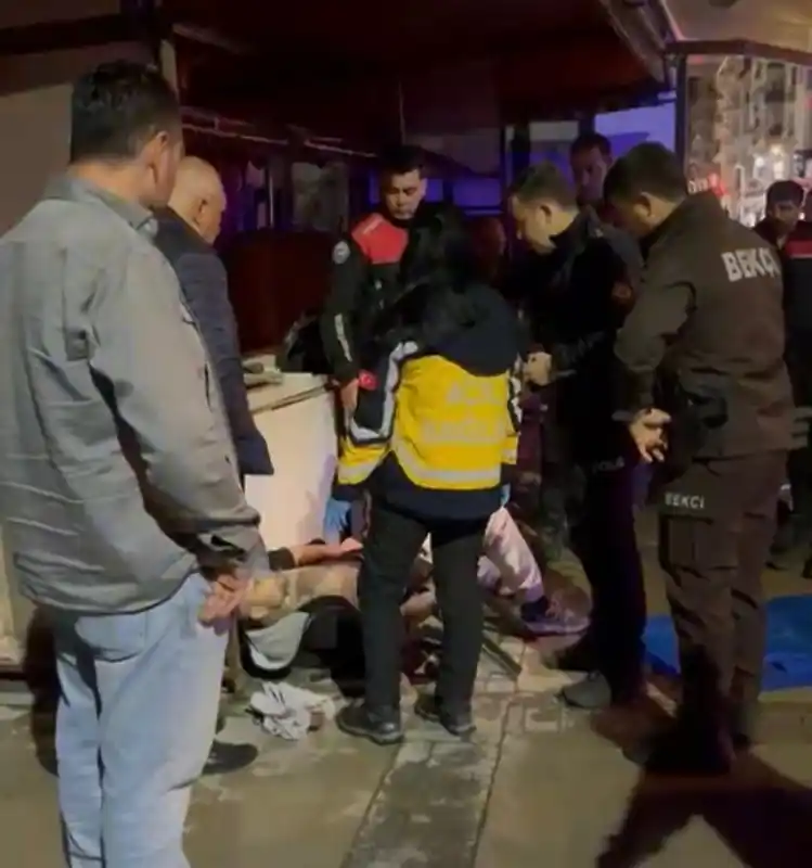 İzmir’de parkta kanlı tartışma: 5 yerinden bıçaklandı
