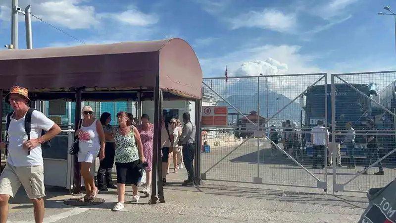 Antalya’ya turist akını devam ediyor: İngiliz turistleri taşıyan lüks kruvaziyer Alanya’ya demirledi
