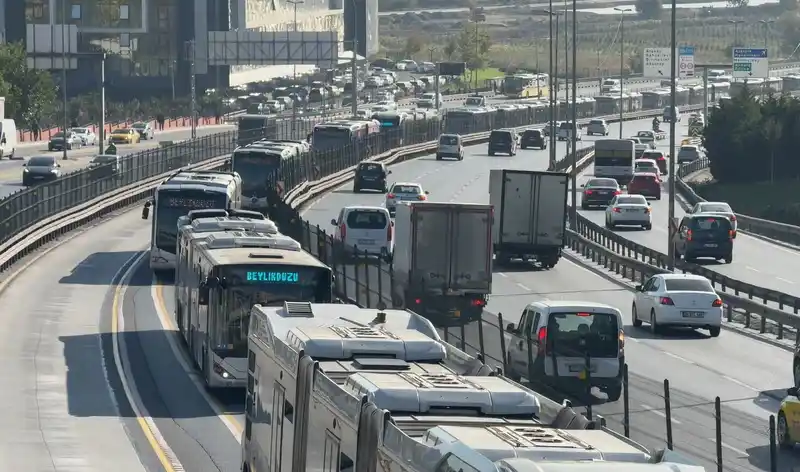 İstanbul’da iki metrobüs çarpıştı: 1 yaralı
