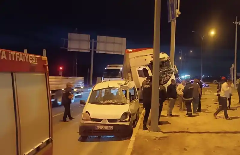 Tır ile hafif ticari araç çarpıştı: 2 yaralı
