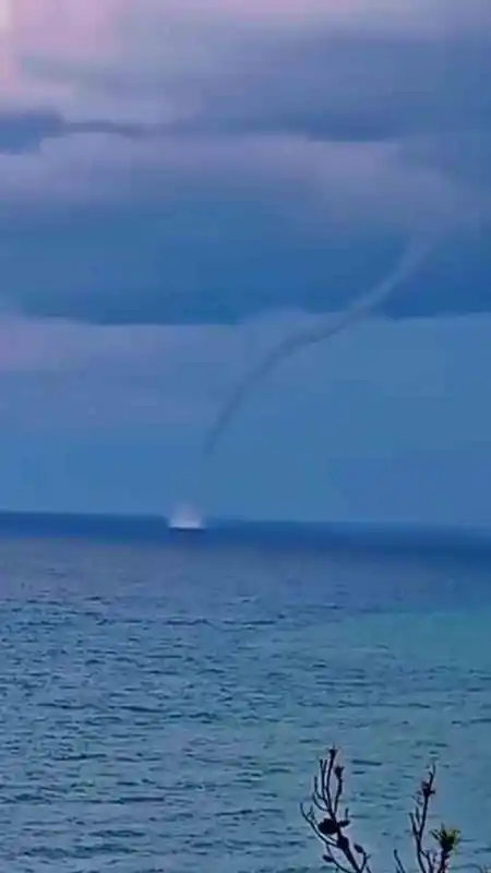 Akdeniz’de oluşan hortum kameraya yansıdı
