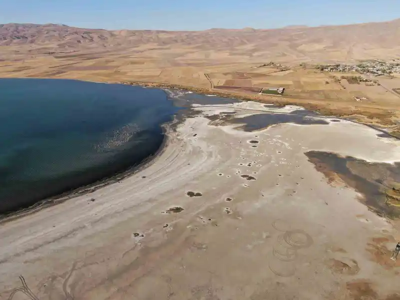 Erçek Gölü’nde su seviyesi gözle görülür şekilde azaldı
