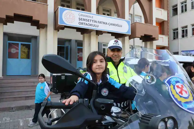 Emniyet ekiplerinden öğrencilere akran zorbalığı ve siber suçlar bilgilendirmesi
