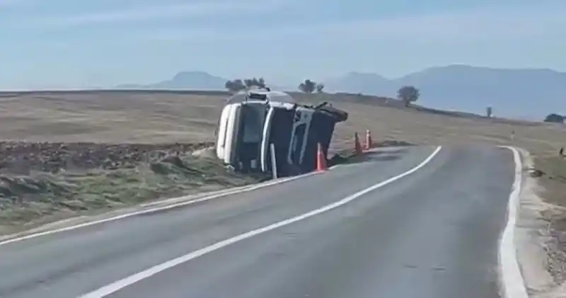 Beypiliç’in yem kamyonu devrildi
