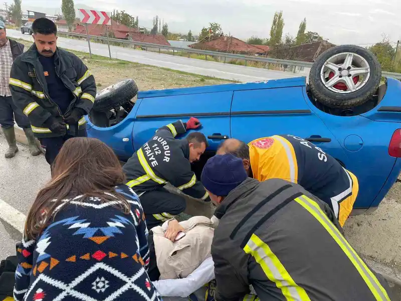 Burdur’da otomobil devrildi, sıkışan sürücüyü itfaiye kurtardı

