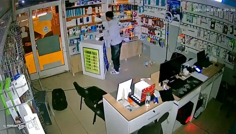 Telefoncunun camını kırıp içeri girdi: Seçerek malzeme çaldığı anlar kameraya yansıdı
