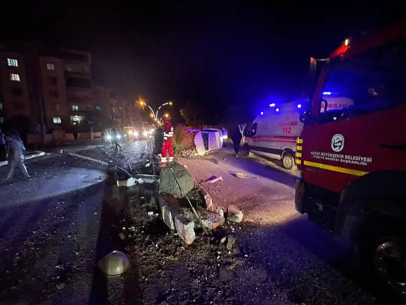 Dörtyol’da aydınlatma direğine çarpan otomobilin sürücüsü yaralandı
