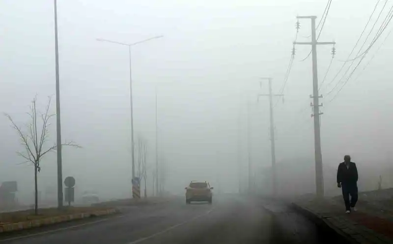 Erzincan’da yoğun sis: Görüş mesafesi 30 metreye kadar düştü
