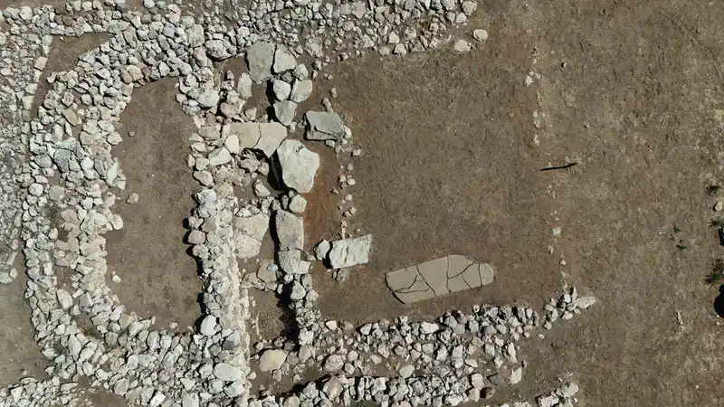 Tarihteki ilk musalla taşının bir parçası 12 bin yıllık Çayönü’ndeki Kafataslı yapıda, diğer parçası Diyarbakır Müzesi’nde sergileniyor
