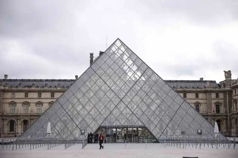 Louvre Müzesi’nden çalınan mücevherlerin değeri 88 milyon euro

