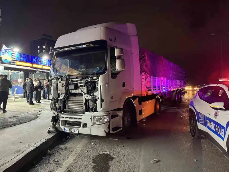 Sultangazi’de kontrolden çıkan tır, park halindeki 5 araca çarptı: 1 yaralı
