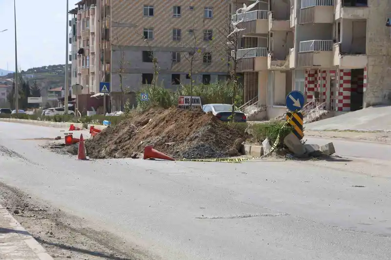 Toprak yığınına çarpan motosikletli metrelerce sürüklendi, o anlar kamerada
