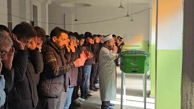 Tır kazasında hayatını kaybeden 22 yaşındaki sürücü son yolculuğuna uğurlandı
