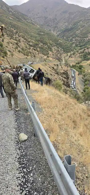 Şemdinli’de uçuruma düşen kamyonu askeri vinç kurtardı

