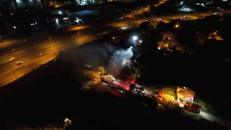 Ümraniye’de korkutan çatı yangını
