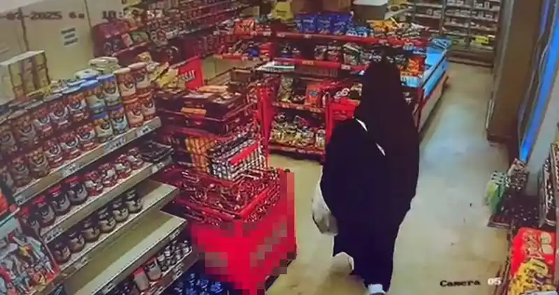 Arnavutköy’de kadın kılığına giren çocuk hırsız kamerada
