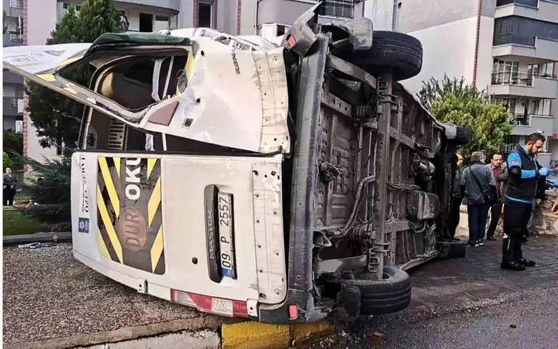 Söke’de öğrenci servisleri çarpıştı: 3 yaralı
