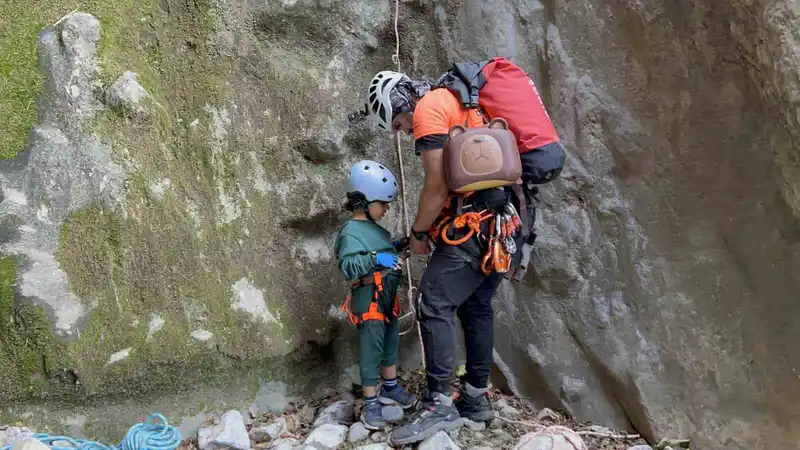4 yaşındaki Yusuf 350 metrelik Darkale Kanyonu’nu geçti
