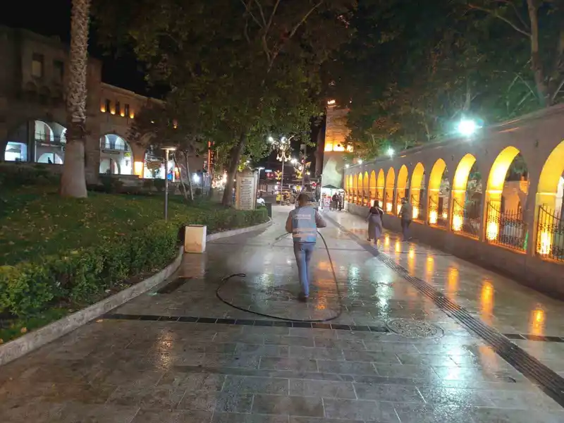 Eyyübiye Belediyesi kirlenen sokakları yıkadı
