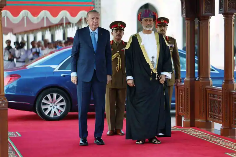 Cumhurbaşkanı Erdoğan, Umman’da resmi törenle karşılandı
