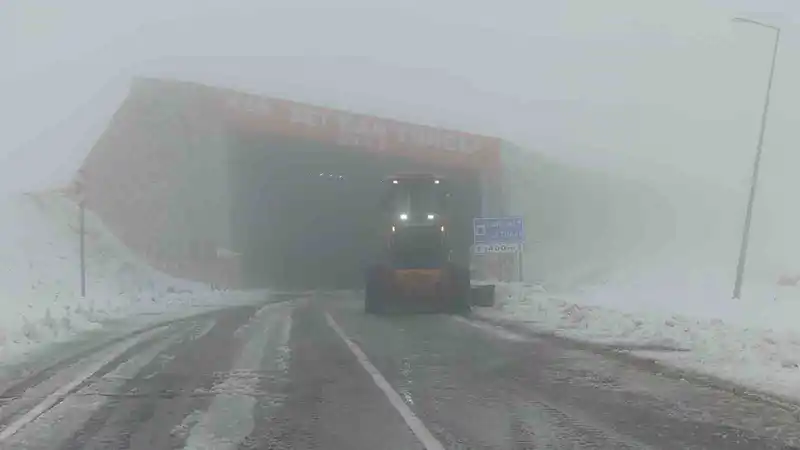 Turuncu kaplanların kar mesaisi Karabet Geçidi’nde başladı
