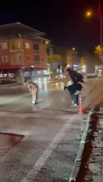 Yaya geçidinden karşıya birdirbir oynayarak geçtiler
