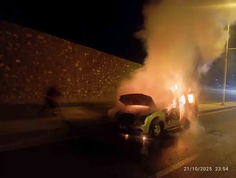 Malatya’da seyir halindeki otomobil alev aldı
