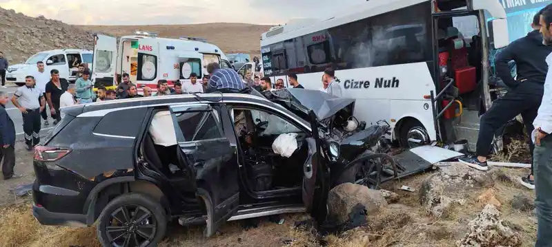 Şırnak’ta yolcu otobüsü ile otomobil çarpıştı: 1’i ağır 4 yaralı
