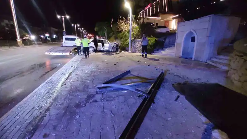 Elazığ’da otomobil durağa çarptı: 1 yaralı
