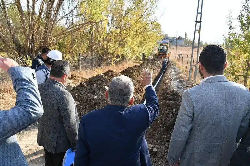 Büyükşehir’in Sarız’daki alt ve üst yapı yatırımları sürüyor

