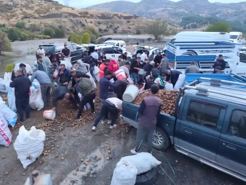 Kamyonet arızalandı, sürücü kasadaki patatesleri vatandaşlara ücretsiz dağıttı
