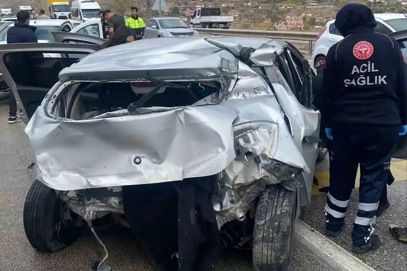 Kırıkkale’de iki otomobil çarpıştı: 4 yaralı
