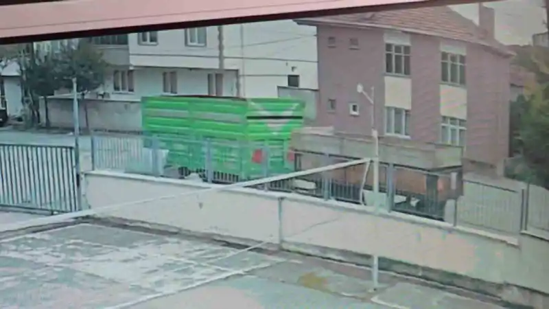 Park edilen römorklar hareketlenip duvara çarptı
