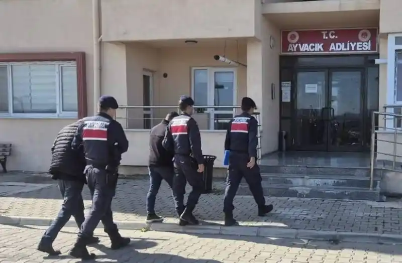 Çanakkale’de göçmen kaçakçılığı operasyonu; 9 organizatör, 3 şüpheli, 48 kaçak göçmen yakalandı
