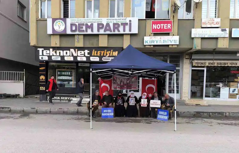 Muş’ta annelerin evlat nöbeti devam ediyor
