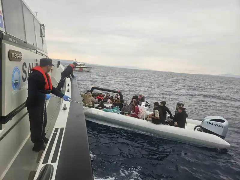 Yunanistan’ın geri ittiği 36 düzensiz göçmen kurtarıldı
