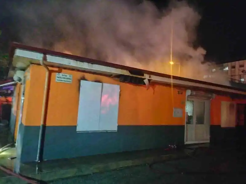 Okul kantininde çıkan yangın panikletti, alevler geceyi aydınlattı
