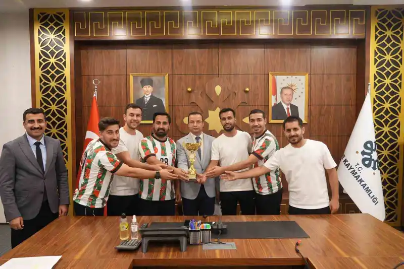 Kaymakam Baycar, şampiyon takımları makamında ağırladı
