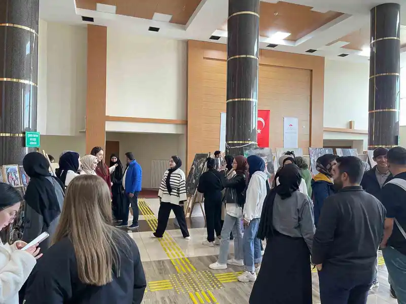 Gençlerin el emeği ürünleri görücüye çıktı
