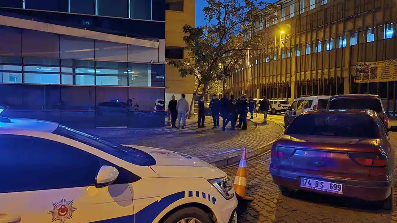 Hastane önünde kendini vurdu
