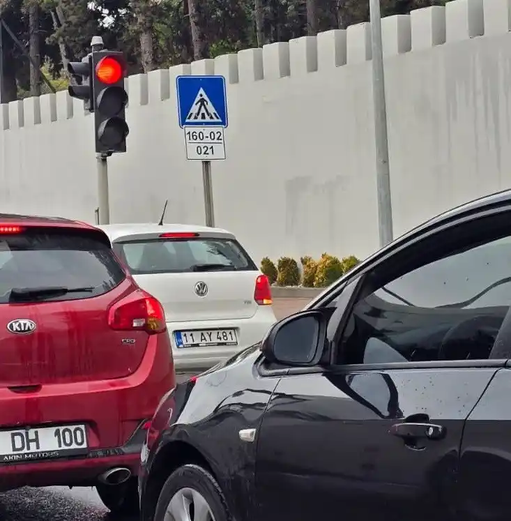 Bilecik’te güvenlik şeridini kullanan sürücüler pes dedirtti
