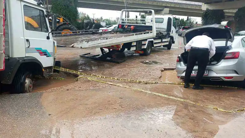 Alt yapı çalışması yapılan alan yağış dolayısıyla çöktü, araçlar mahsur kaldı
