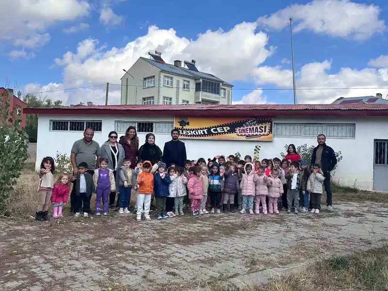 Anaokulu öğrencilerine sinema keyfi
