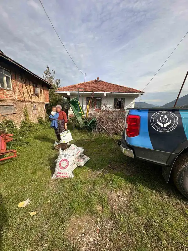 Eşiyle tartışarak ırmağa atlayan şahsa gıda yardımı
