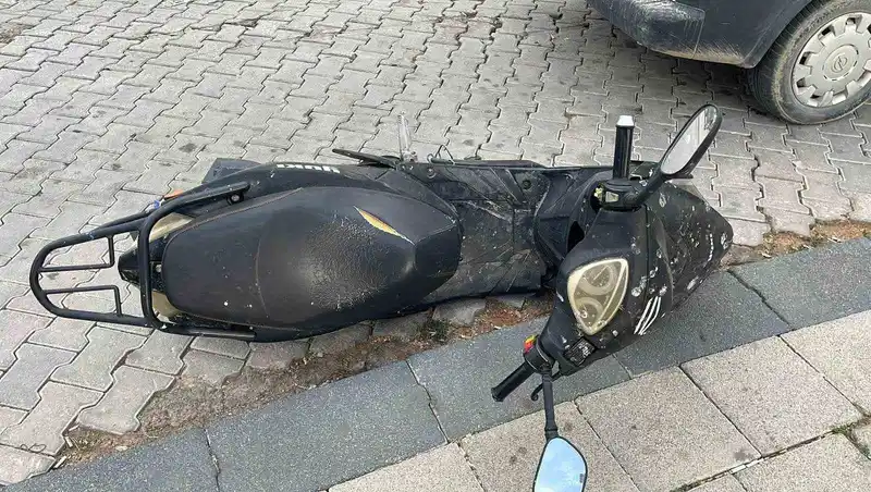 Hafif ticari araçla motosiklet çarpıştı: 1 yaralı
