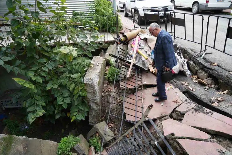Samsun’da istinat duvarı ve kaldırım çöktü: Dükkan ve bodrum kat kullanılamaz hale geldi
